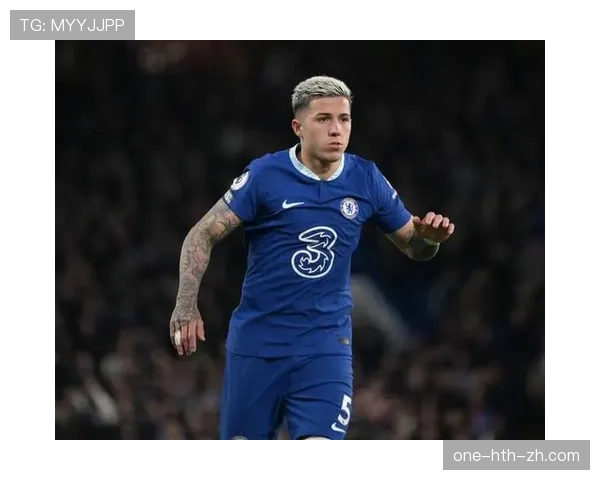 恩佐如何通过回撤出球主导强强对话中的中场攻防转换